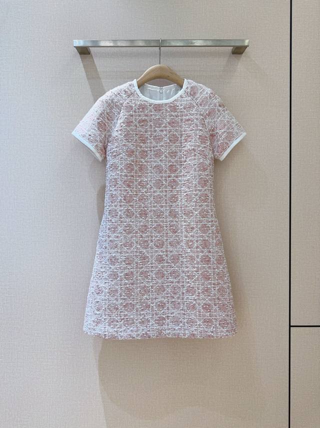 D家新品上架啦 复古风格纹连衣裙 经典格纹元素，混纺舒适质地，带着旧时光的韵味，在浅浅色基调上焕发出新的活力。圆领短袖搭配利落裙身，既有时尚感又不失复古风情，轻