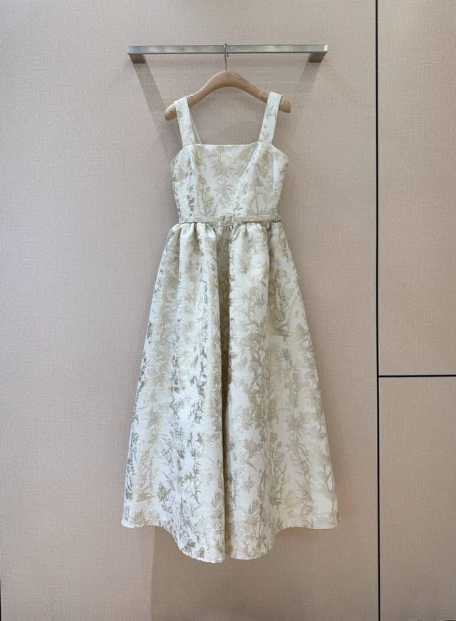 D家新品推荐 华丽吊带礼服裙 甜美金线烟花蝴蝶刺绣蓬蓬裙 复古气质吊带裙，秀出香肩美背精致华丽，金线蝴蝶提花定制面料，挺括有型 质感高档光泽闪耀，2侧设有口袋，