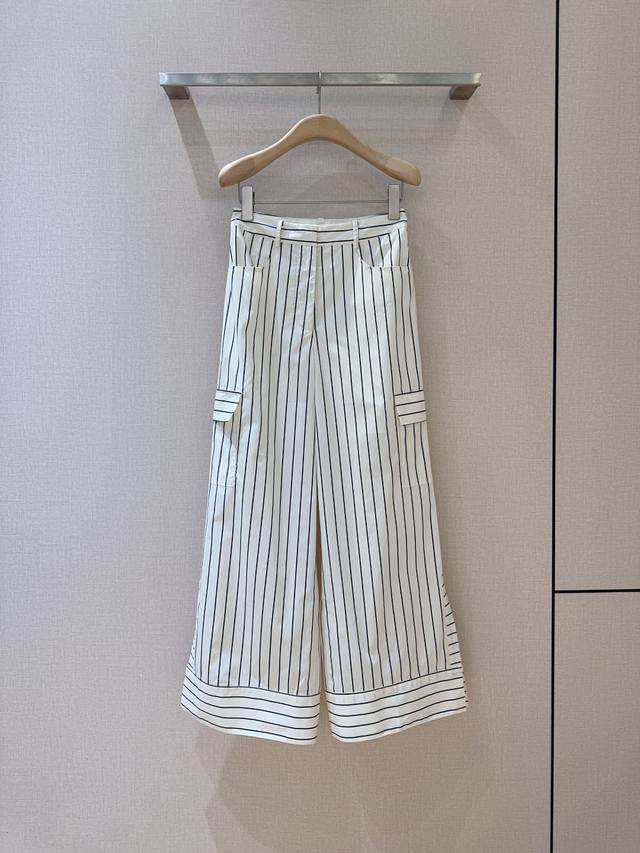Silvia Tcheras*S*I上新啦 经典黑白竖条纹阔腿裤，选用纯棉材质，高腰版型贴合腰部曲线，巧妙勾勒曼妙身姿，两侧对称口袋，宽大的裤腿，行走间摇曳生姿