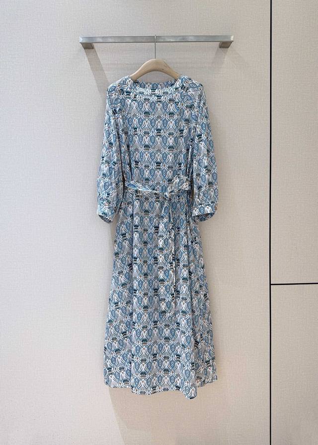 Loropiana新品推荐～～ 质感高级.经典度假风，蓟花图案别致，七分袖设计，适配多种场合。 收腰系带凸显身材.整体淡雅色调自带矜贵气场，勾勒出优雅身型，是夏