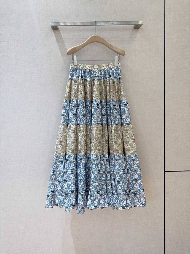 Lor*O pian*A新品推荐～～ 经典轻奢的法式度假老钱风，夏蓟花图案别致，大A摆半裙撞色图案拼接，隐形拉链开合，收腰显瘦，整体淡雅色调自带矜贵气场，给人一