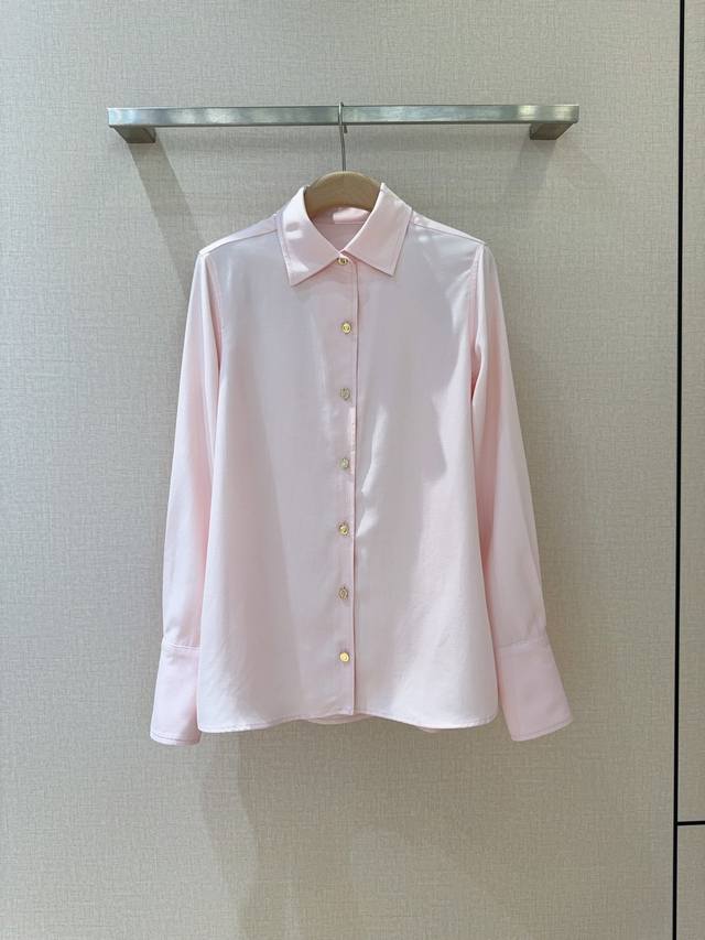 Loropiana新品推荐～～ 粉色长袖衬衫，搭配同系列半裙穿搭，粉色衬衫给人温柔甜美的感觉，邂逅春日温柔，丝滑面料，触感亲肤。 简约翻领与纽扣设计，经典又不失
