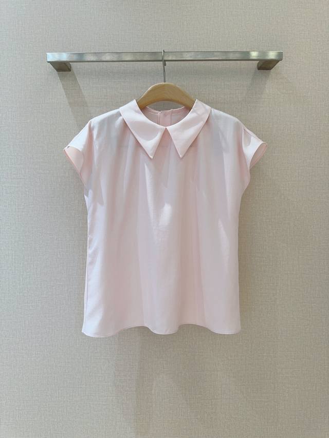 Loropiana新品推荐～～ 娃娃领设计甜美灵动，经典娃娃领，复古中透着俏皮，瞬间抓住时尚目光，后背设计金属扣，整体淡雅色调自带矜贵气场，勾勒出优雅领型。 码