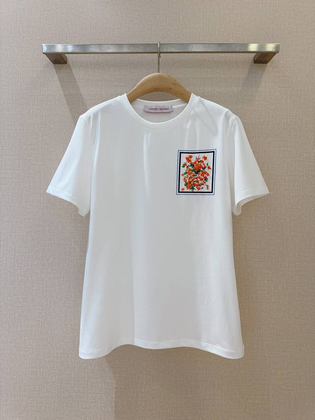 Carolina Herre*R*A2025早秋系列短袖T恤 纯棉小白T，简单大气，左侧胸前搭配鲜艳的钉珠花朵，时尚中又显露出优雅品味，纯棉的材质简单舒适，搭配