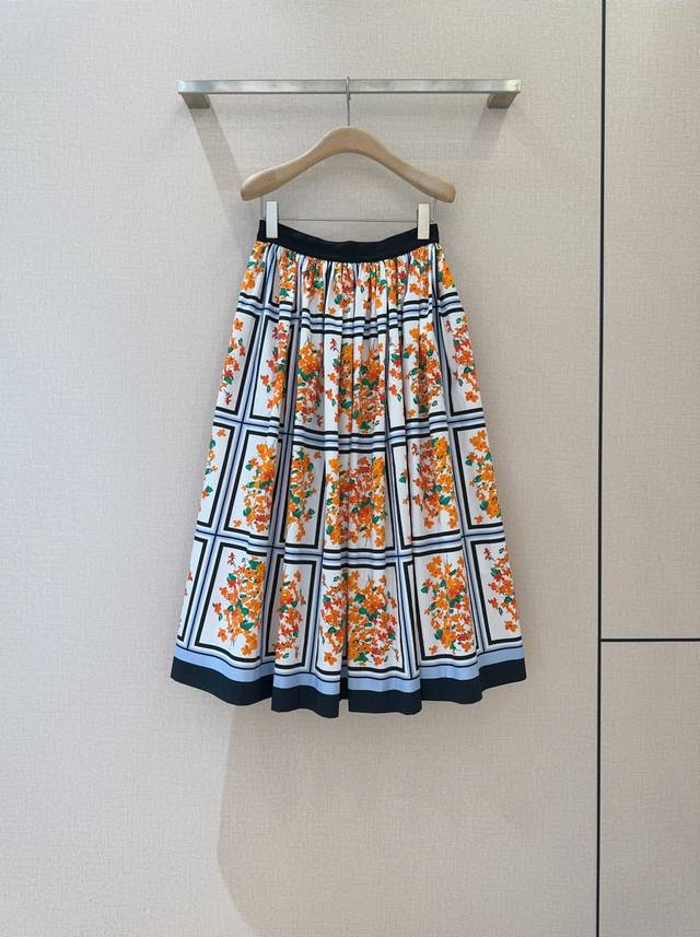 Carolina Herre*R*A2025早秋系列花朵半裙 鲜艳的花朵充满温馨的气息，现代感与经典优雅相结合，两侧设有口袋，纯棉的材质简单舒适，大胆的色彩，给