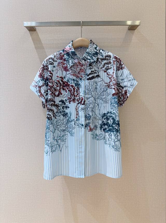 Benang Jarum新品推荐 蓝条纹繁茂树印花短袖衬衫，把自然意趣融入时尚设计，选用100%棉制作，可搭配半裙穿搭，轻松演绎独特风格。 码数：Smlxl，