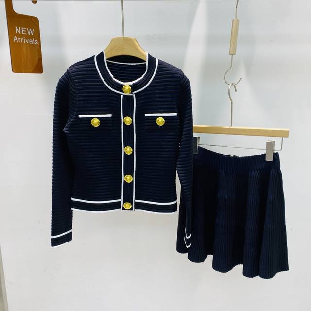 新款撞色边金扣暗条纹圆领修腰显瘦百搭针织开衫气质外套高腰百褶短裙针织套装Smlxl