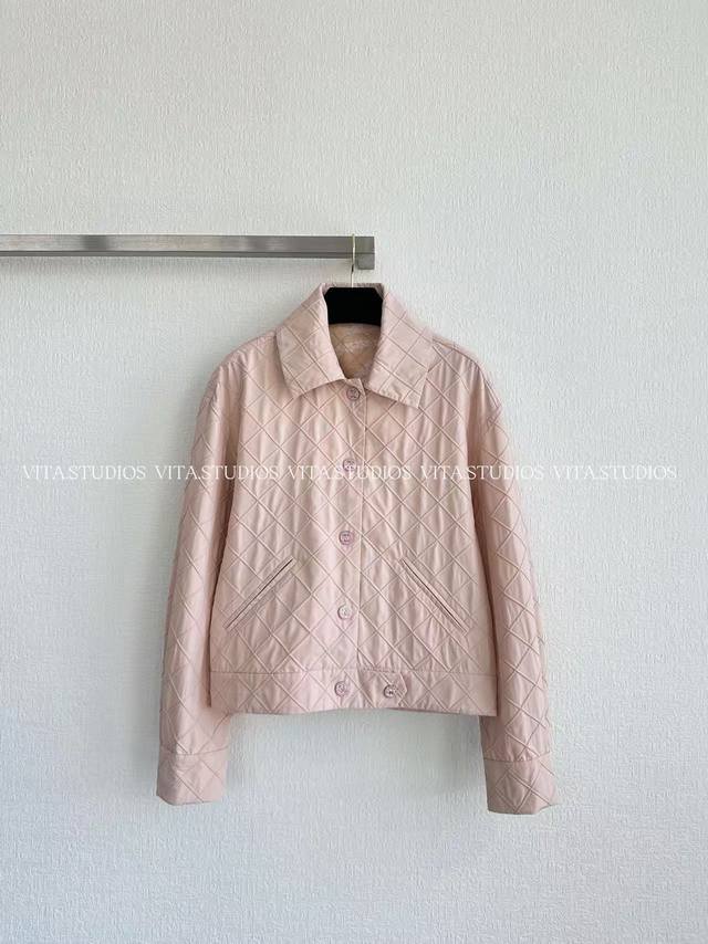 爆款少量现货 菱格方格外套 采用100% 聚酯纤维面料，这种材质使外套版型挺括，不易变形耐磨性和抗皱性，聚酯纤维良好的防风性能，兼具时尚与实用。面料菱形格工艺处