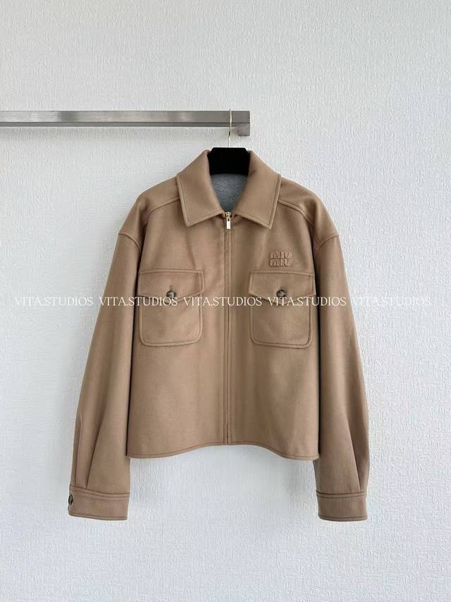 爆款现货 翻领衬衫式外套 采用绵羊毛、莫代尔与聚酯纤维混纺面料，绵羊毛赋予面料柔和保暖性与细腻触感 莫代尔增强亲肤度与垂坠感，让外套版型更显利落不僵硬 聚酯纤维