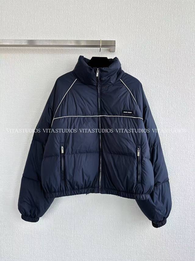 爆款预定 立领羽绒服 采用 100% 聚酯纤维面料， 这种面料具有出色的抗皱性，具良好的防风性能 采用精密间格充绒工艺，确保羽绒分布均匀饱满 保暖性持久且版型挺