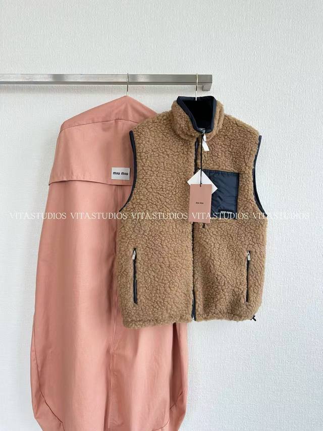 爆款预定 羊羔绒羽绒马甲 采用 100% 聚酯纤维中球羊羔绒 触感如云朵般柔软蓬松 为马甲注入温暖的复古氛围 内充90白鸭绒，保暖性优异 里布为 100% 锦纶