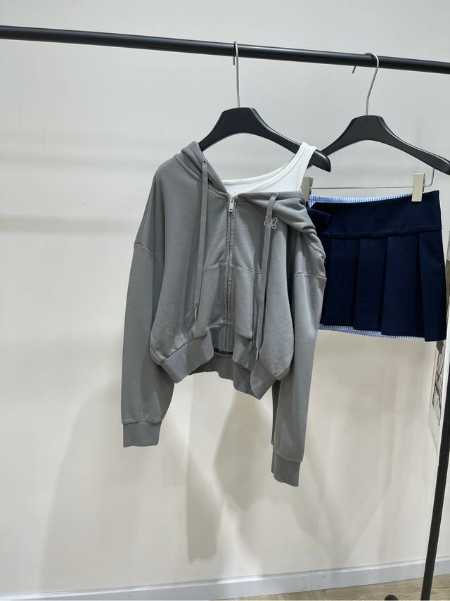 Ann灰绿色破洞露肩假两件卫衣 ，面料：全棉 颜色：灰绿色 Annandelman易梦玲同款 露肩卫衣外套 超级治愈的灰绿色松弛感轻松拿捏 早秋最爱的一件卫衣