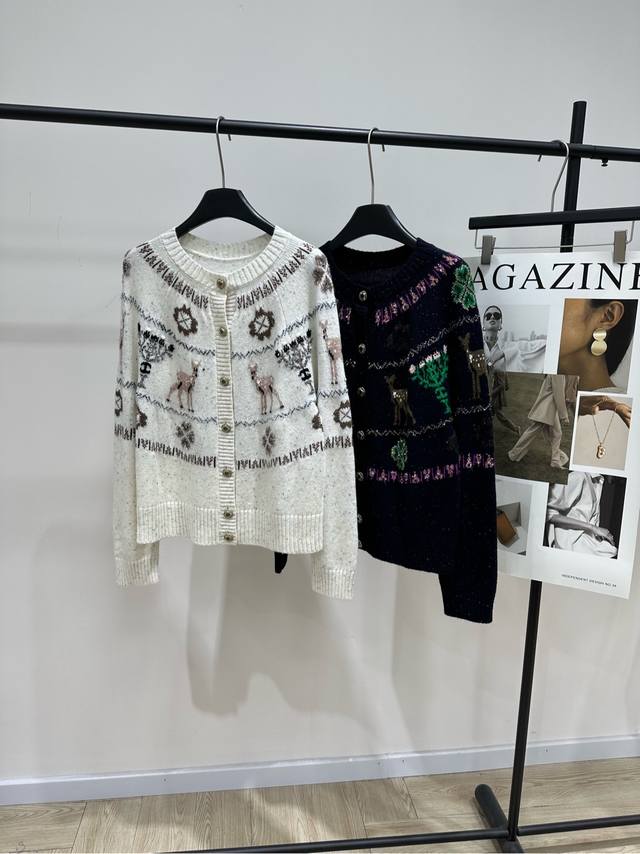 双C雪花四叶草单排扣开衫 ，面料：羊毛羊绒混纺 颜色：白色、藏蓝 Chanel25N滑雪系列小鹿针织开衫 费尔岛提花工艺 雪花、小鹿、动物脚印等复古元素 超有氛