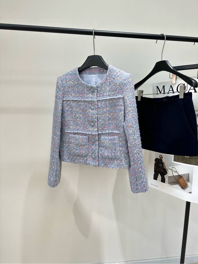 小香香芋紫双口袋粗花呢外套 ，面料：羊毛粗花呢 颜色：香芋紫 香奶奶25B秋冬系列香芋紫粗花呢外套 经典小香风设计 复古纽扣超有质感 多彩纱线交织，纹理丰富 短