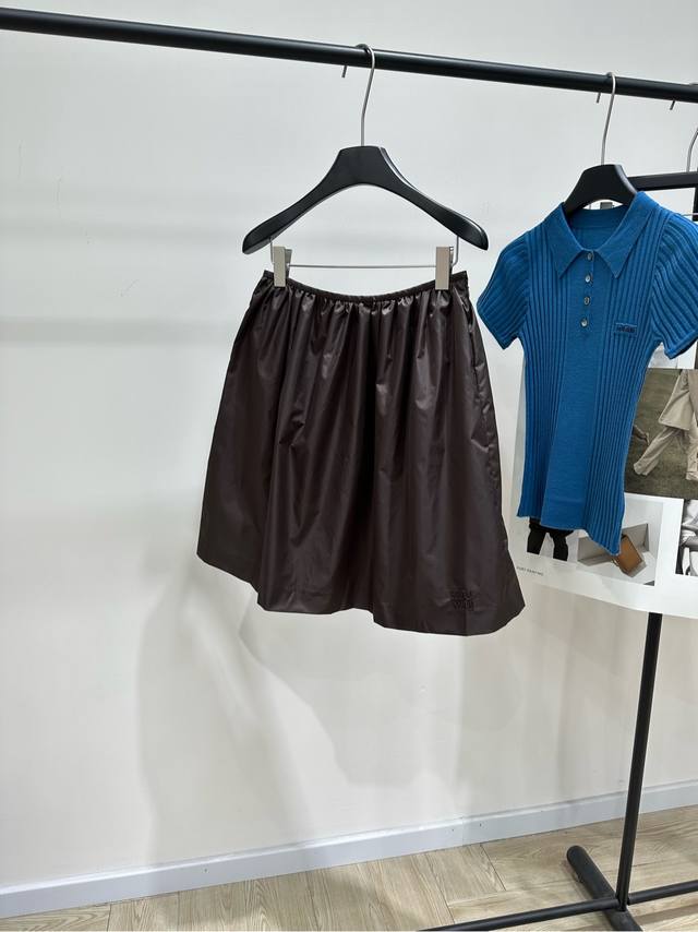 M咖色光泽感休闲中长半裙 ，面料：再生锦纶 颜色：咖色 *｜科技Gazar半裙 25Ss冬季新款上新！ 这款黑色亮面皮质半身裙 采用光泽感再生锦纶面料 复古港风
