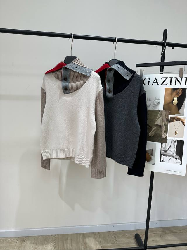 小众拼色不规则纽扣翻领毛衣 ，面料：羊毛混纺 颜色：米杏色、深灰色 #Shortsentence秋冬氛围感毛衣 不对称撞色拼接针织衫 计这款针织衫采用不对称撞色