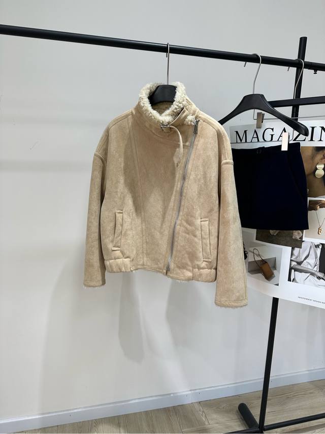 Iro卡其色皮毛一体机车外套 ，面料：麂皮绒羊羔毛一体 颜色：卡其色 Iro Night秀场款仿麂皮外套，法式极简风 环保皮毛一体材质，外层仿麂皮绒 内里加绒，