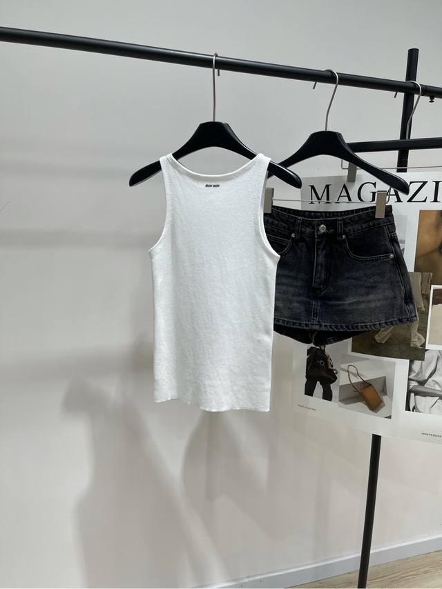 M白色领口字母挂脖针织背心 ，面料：棉 颜色：白色 *｜棉针织背心上衣 25Ss早秋新款上新！ 这款柔软棉质背心结合简约线条与现代风格 其多功能廓形适合大胆叠穿