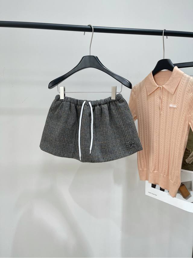 M灰色细格粗花呢短裙 ，面料：羊毛呢 颜色：灰色 25秋冬英伦复古一套搭配 缪系穿搭 复古有型 采用定织开发的格纹面料 超短Mini半裙 妥妥的时髦妹子 显腿长