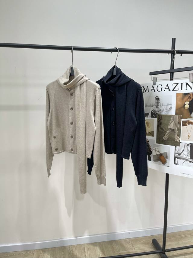 Lm个性纽扣围巾开衫 ，面料：天丝羊毛 颜色：燕麦色、灰黑色 Lemaire 针织衫太好穿了吧！ 时髦知识分子风｜ Lemaire是超绝松弛感的代表 跟Lema