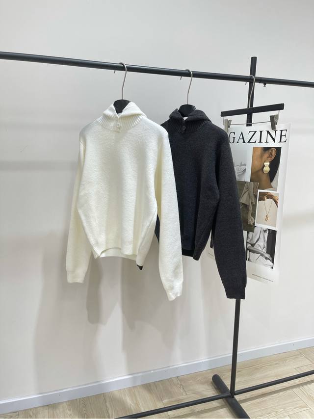 Lm双色纽扣连帽套头毛衣 ，面料：锦纶混纺 颜色：白色、深灰 Lemaire 2025秋冬新款纽扣连帽毛衣 柔软亲肤又保暖，秋冬穿超合适 翻领连帽纽扣设计，简约