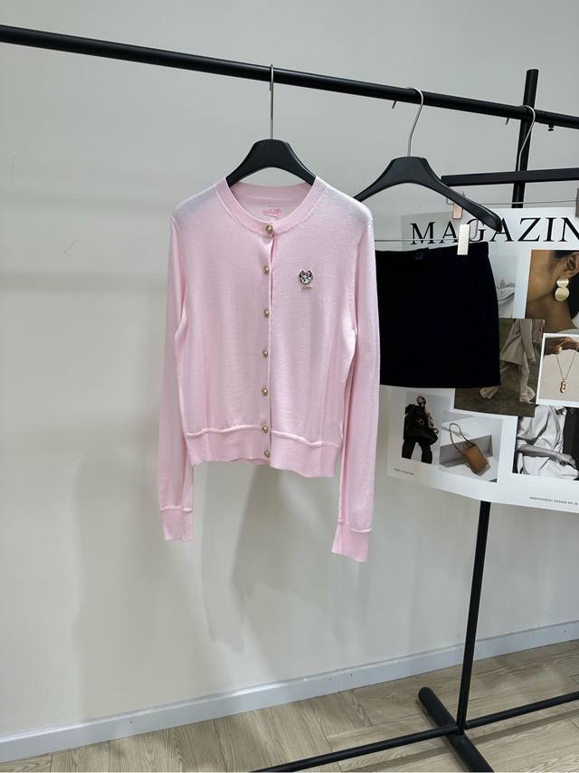 Tw浅粉色卡通小熊羊毛开衫 ，面料：超细羊毛 颜色：浅粉色 赵露思同款Teenie Weenie粉色针织开衫 绵羊毛，柔软亲肤，秋冬穿超舒服 圆领金属纽扣小熊刺