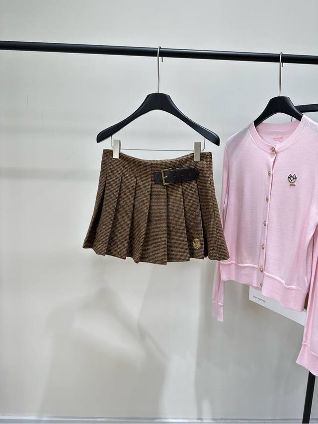 赵露思棕色细格皮扣百褶短裙 ，面料：羊毛粗花呢 颜色：棕色格纹 赵露思同款棕色格纹百褶裙 学院风设计 毛呢材质柔软又保暖，秋冬穿超合适 高腰百褶裙摆，显腿长还修