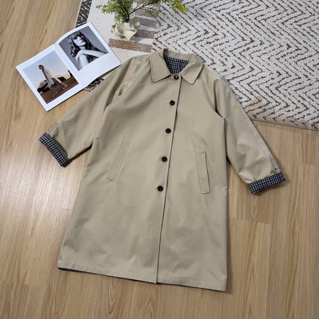 气质款 Miu家 25秋冬 双面穿设计格纹大衣外套 时髦大气的单品 属于怎么穿都不会过时的设计感 两面穿 一面卡其色一面磨毛格纹面料 可穿性超赞 浅卡其色也很显