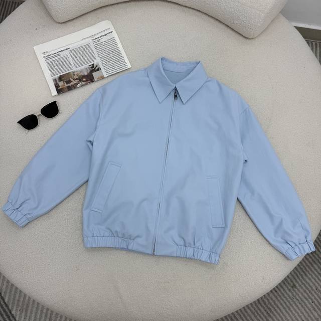 超多明星博主同款 pd 25秋冬 后背三角标设计夹克外套 复古时髦 休闲感拉满 很适合日常出街穿搭 随意搭配裤子就很好看 慵懒时髦 后背三角标Logo点缀 整个