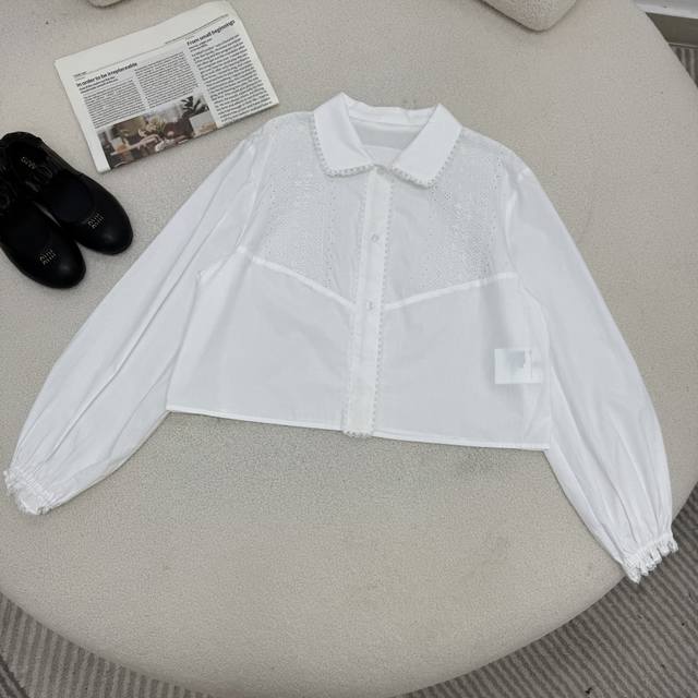 25早秋 重工蕾丝花边刺绣图案短款衬衫 实物太好看了 很显气质 经典短款的剪裁重工刺绣绣花蕾丝花边设计 整个设计工序繁多 不管是搭配半裙或者裤子都可以显长腿比例