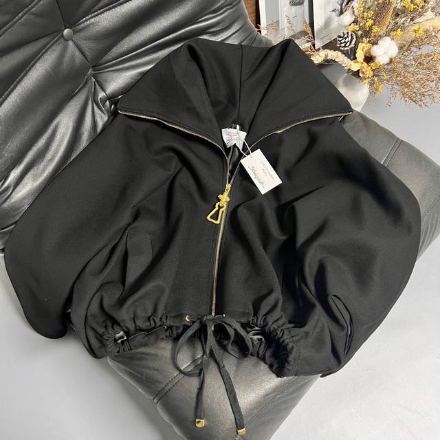 夏帕瑞丽25新款外套 酷飒松弛感拿捏 大翻领连帽，定制金属拉链金色拉链，下摆抽绳可调节，蝙蝠袖型，单穿是街头酷盖，叠穿秒变时髦精，配工装裤是机能达人，搭短裙是甜