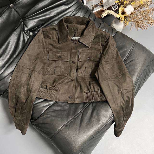 25新款鹿皮绒外套 翻领设计多口袋工装风，版型太好搭配 配牛仔裤是美式复古，时尚感爆棚，满足你的各种搭配，怎么搭都好看。彰显个性与帅气 两色Sml