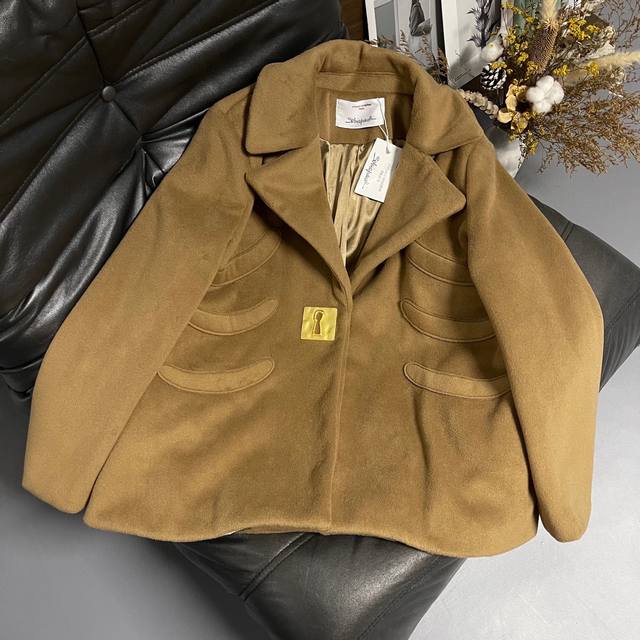 夏帕瑞丽25秋冬新款外套 驼 白 黑三色，金扣锁头装饰翻领版型，毛呢面料挺括又有质感，单穿是复古大小姐，搭配连衣裙秒变画报女主~ 很厚实的一款，推荐入 3色Sm