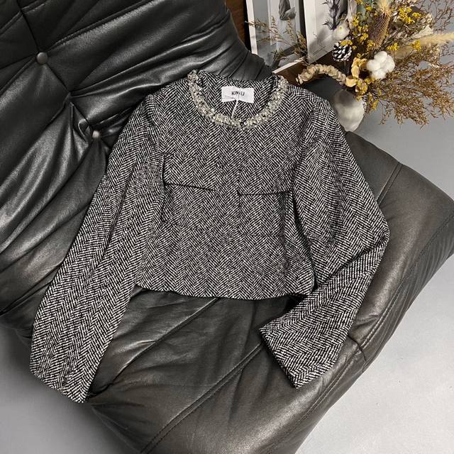 25秋冬新款外套 黑白人字纹，领边水钻装饰，粗花呢面料自 带质感，单穿是名媛既视感，搭配高腰半裙秒变 比例王者～配牛仔裤是日常精致百搭款Sml