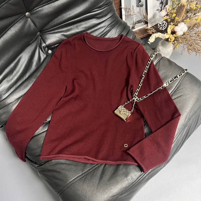 25新款羊毛衣 打底衫把冬日实穿感狠狠拿捏 圆领设计，羊毛软糯面料，单穿是简约美女，叠穿秒变时髦精~ 配大衣是韩系欧尼，搭西装是职场丽人，不管是 通勤还是约会，