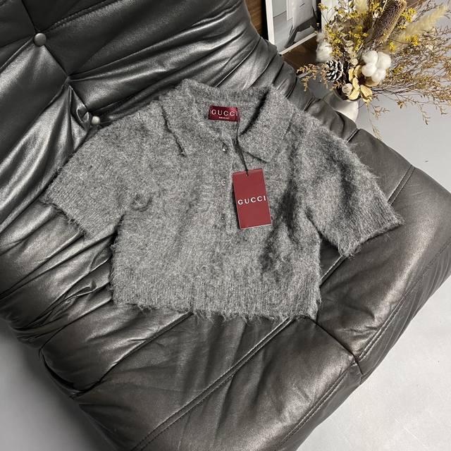 Gucc*25新款短袖上衣 马海毛短袖把高级慵懒焊在身上 糯叽叽马海毛极简灰美到失语 polo领设计，软软乎乎的马海毛面料，贴身穿都像被云朵包裹～ 带起来Sml