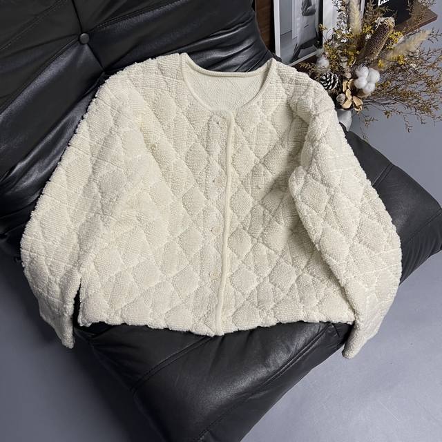 Dio*25新款外套 秋冬万能百搭单品 华夫格纹理+软糯糯的面料,圆领+单排扣设计,慵懒又显气质 单穿是温柔小姐姐,叠穿内搭秒变层次感达人 两色带起来Sml Dio*25新款外套 秋冬万能百搭单品 华夫格纹理+软糯糯的面料,圆领+单排扣设计,慵懒又显气质 单穿是温柔小姐姐,叠穿内搭秒变层次感达人 两色带起来Sml