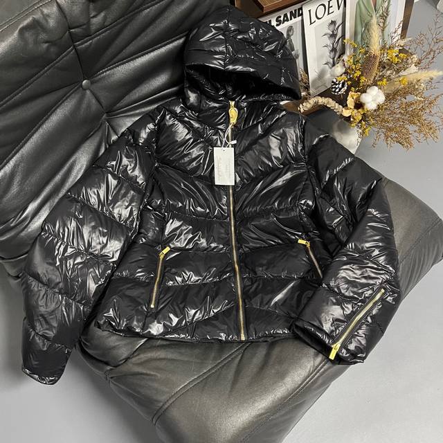 夏帕瑞丽25秋冬新款羽绒服 亮面材质金色拉链点缀，连帽设计 版型超显比例，修身显瘦版型 冬季抗寒又吸睛，推荐入手Sml