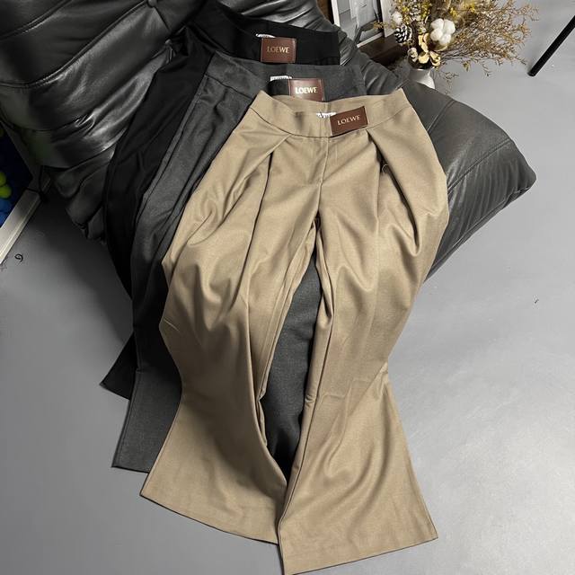 罗意威25新款休闲裤 卡其、灰色，黑色都是经典到能穿十年的色系！面料垂坠感绝了，高腰阔腿剪裁，把腿长直 接拉到天花板，梨形身材、腿不直的姐妹都给我 沖！推荐入S