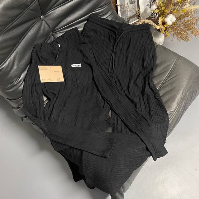 Miumiu缪25新款套装 坑条针织上衣束脚卫裤，面料软乎乎又垂顺 宅家穿舒适到不想换，出街穿低调又吸睛，推荐入色Sml