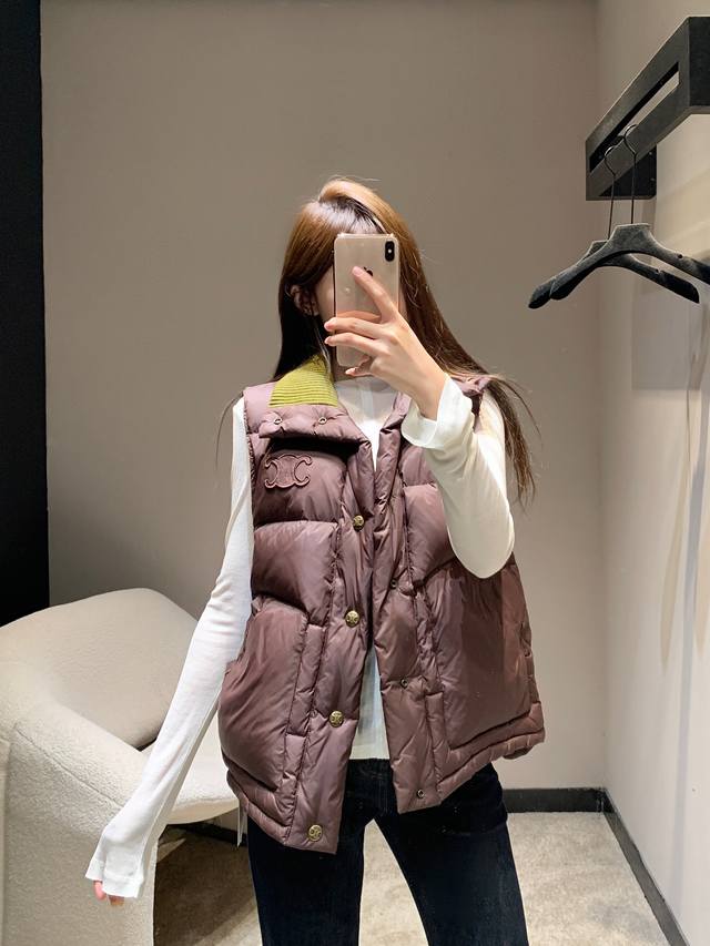 25Fw秋冬新款 撞色针织领羽绒马甲采用哑光羽绒面料质感高级且低调内敛。领口的撞色针织卫衣之外增加保暖层次两色十拿十补Sml