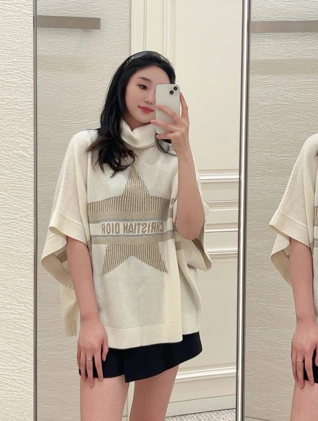 25Dio金星字母高领针织斗篷经典五角星字母图案做整体造型亮点宽松版型对身材包容性超级友好 高领斗篷式设计保暖性与时髦度完美结合！法式复古Sml