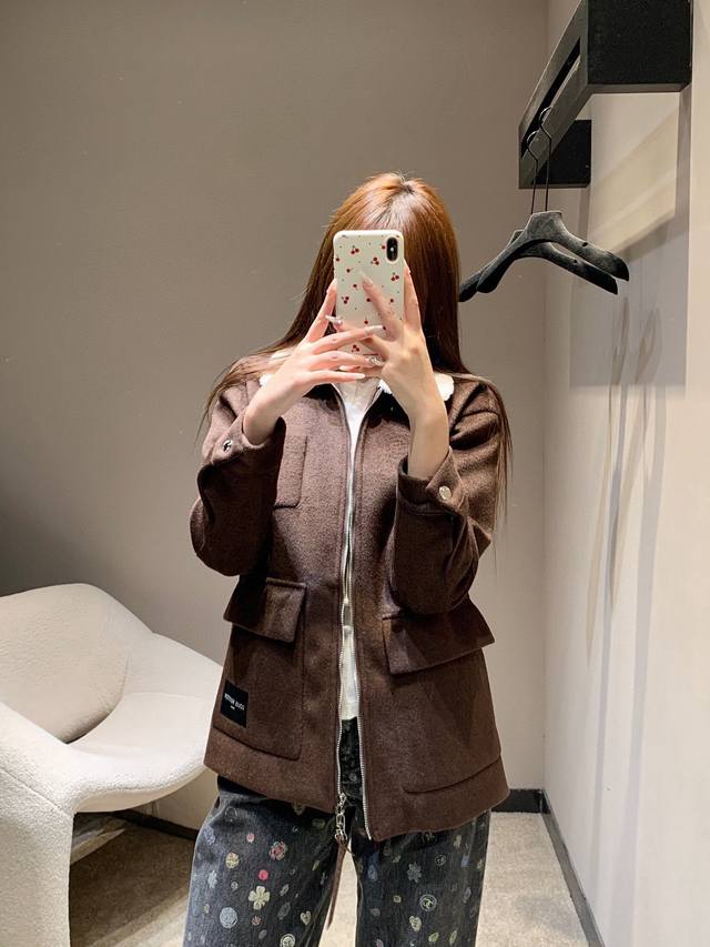 25Fw秋冬新款 翻领羊毛绒拼接外套甄选高质感羊毛面料，绒感细腻软糯，经典翻领金属拉链，利落又带点随性松弛感；立体大口袋胸前标识牌Sml