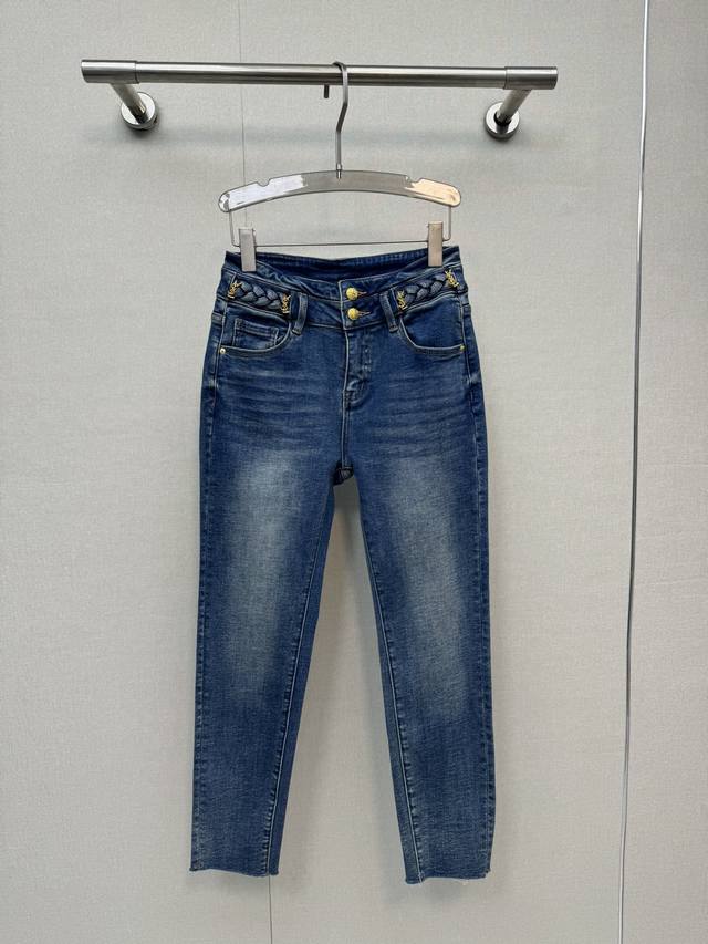 25新款弹力加绒小脚牛仔裤 色系搭配非常好看，金色铁标点缀，瘦身设计小脚裤，版型上身巨好看 拉长视觉效果 显高显瘦 非常好的弹力面料，效果令人满意， 搭配度极高