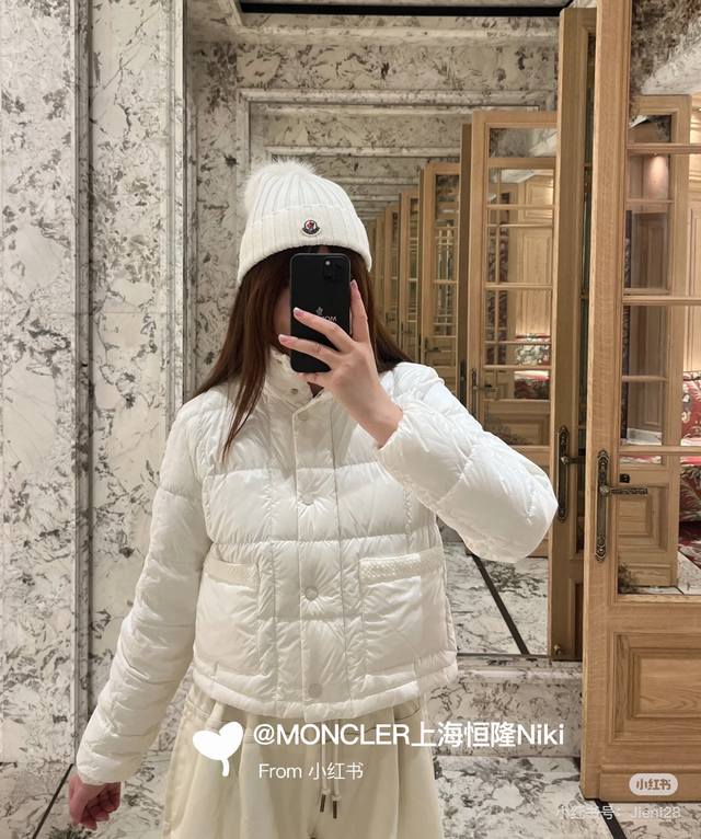 25秋冬新品代购爆款本季最好看的一款羽绒服外套 面包服设计 90鹅绒 双口袋菱格压线设计！ 云朵般柔软的舒适感Yyds！ 可甜可盐气质少女风！ 口袋处编织装饰