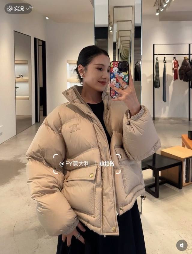 25新款针织立领羽绒服 这个羽绒配色也太好看啦 特别爱衣领的配色 立起来很显脖子修长 在秋冬可以省去围巾 当然衣领也可以放下来穿 穿上特别舒服和弱软内搭毛衣 卫