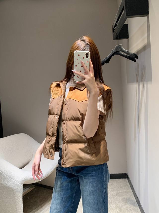 Miu25秋冬新款 皮革徽标翻领拼接撞色羽绒马甲丨独家高版出品！以皮革拼接字母徽标为核心设领口与主体奶茶杏尼龙面料碰撞90%白鸭绒填充高板本十拿十补Sml