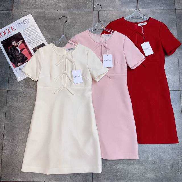 翻单出货 爆款 Valent0冖秀场 2025早春高定系列新款 ，甜美可爱减龄气质 蝴蝶结可爱澈淑女风 纯色连衣裙 V家的连衣裙永远不会过时 立体剪裁高腰设计能