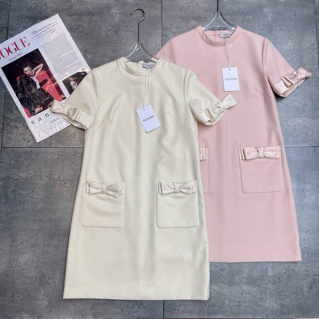 翻单出货 明星同款 Valent0冖秀场 2025早秋专柜新品 ，日常必备单品裙 蝴蝶结优雅气质高贵纯色连衣裙 V家的连衣裙永远不会过时 立体剪裁能很好的修饰身