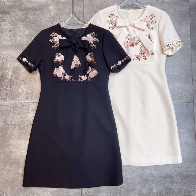 翻单出货 关晓彤同款 Valent0冖秀场 2025春夏系列新款 ，赫本风碎花小黑裙甜酷范儿的复古少女 减龄蝴蝶结 气质 聚会日常穿搭首选 复古刺绣订钻亮片连衣